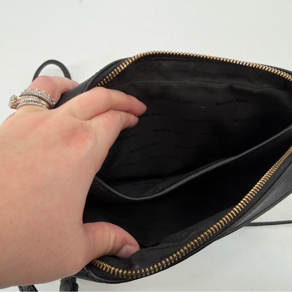 Michael Kors Black Crossbody Bag With Gold Chain. - Picture 6 of 7